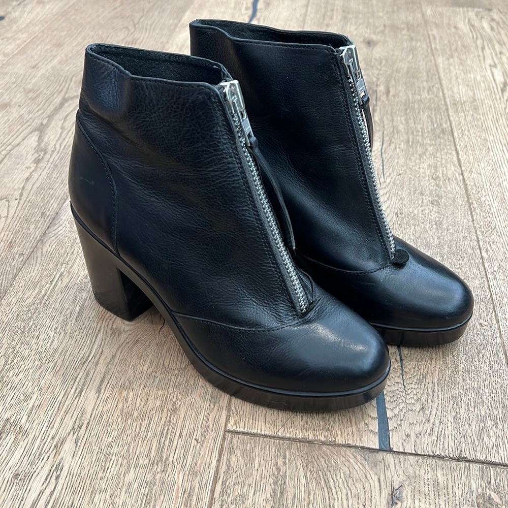 Topshop Magic Front Zip chunky platform boot size 8 black moto trendy edgy